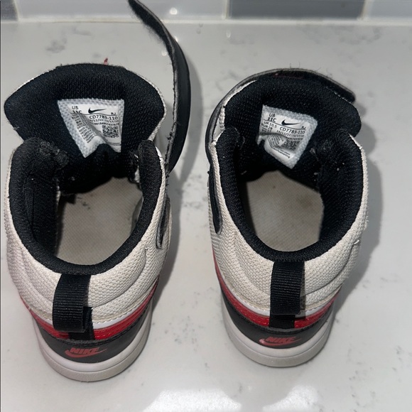 Kids Nike Borough Mid 2 kids size 11c White/Black/Red - Picture 5 of 9